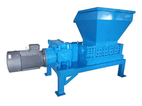 可满足各种行业废料回收要求的单轴撕碎机